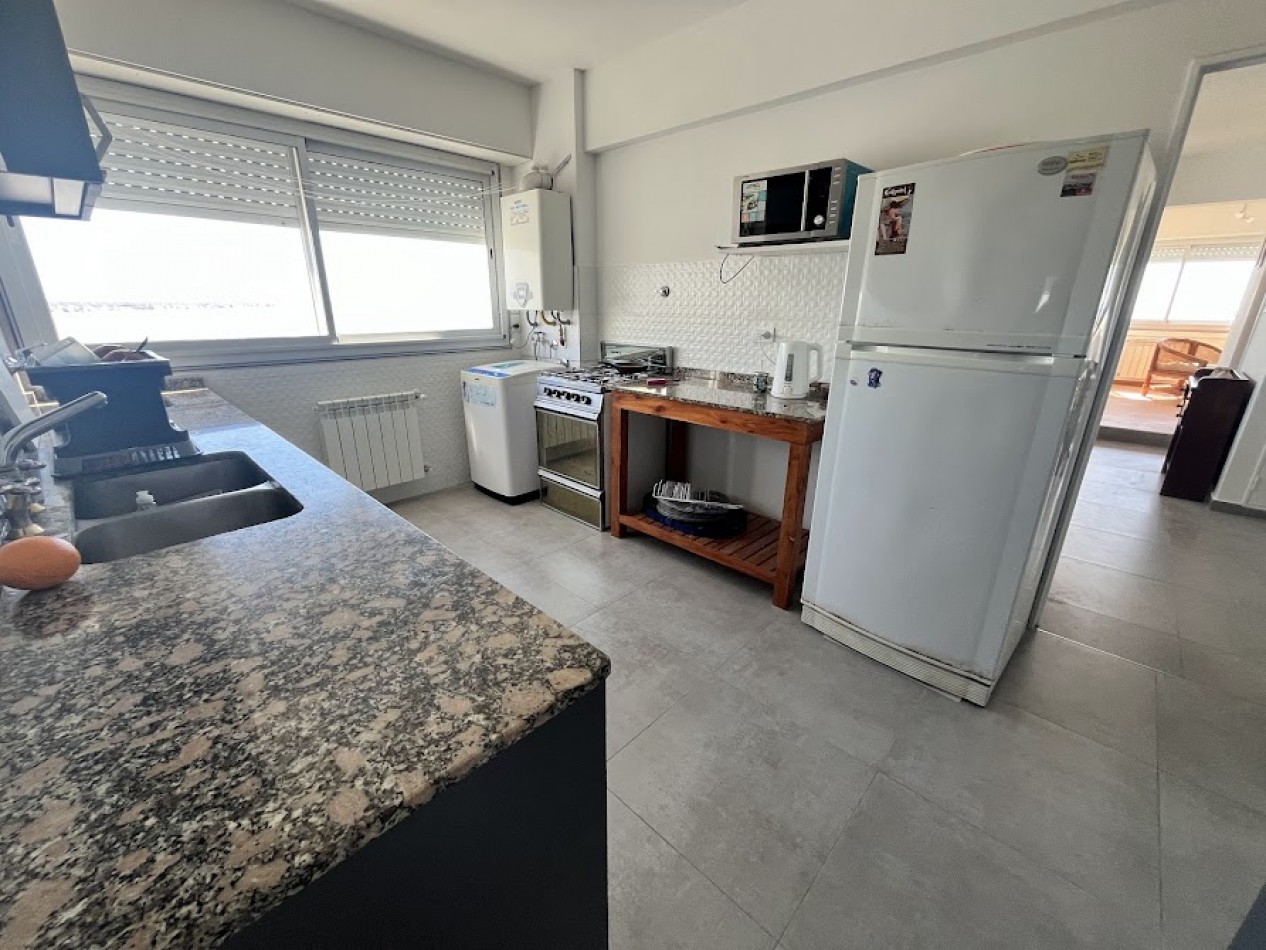 ALQUILER TEMPORARIO PARA 6/7 PERSONAS  Departamento de 4 ambientes con dependencia y cochera frente al mar - Playa Varese