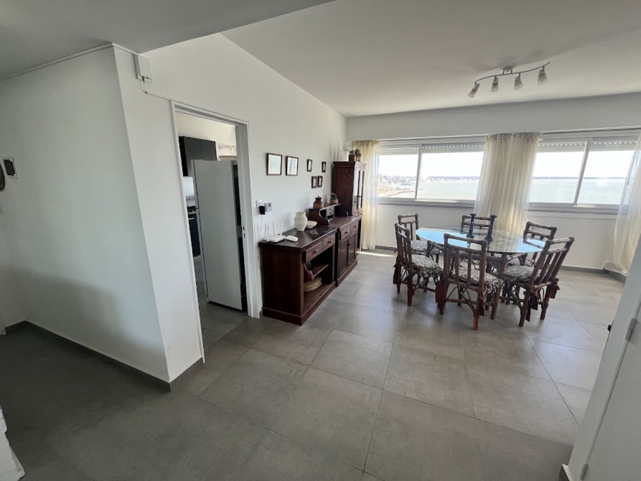 ALQUILER TEMPORARIO PARA 6/7 PERSONAS  Departamento de 4 ambientes con dependencia y cochera frente al mar - Playa Varese