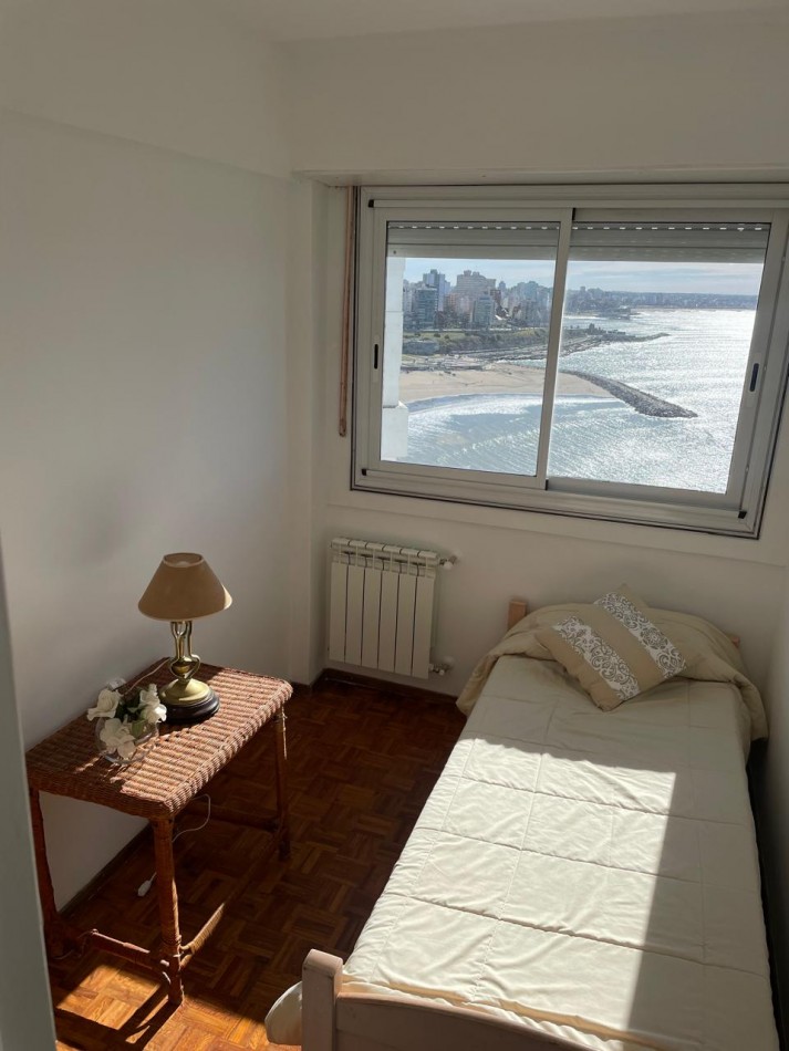 ALQUILER TEMPORARIO PARA 6/7 PERSONAS  Departamento de 4 ambientes con dependencia y cochera frente al mar - Playa Varese