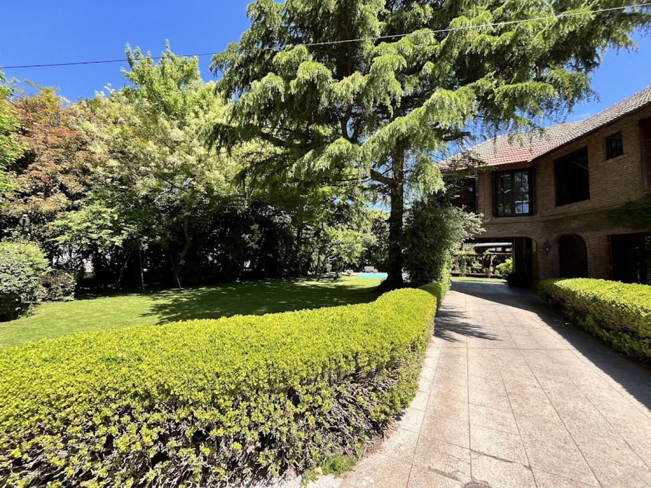 Imponente chalet con parque, piscina climatizada y quincho vidriado con vista al parque