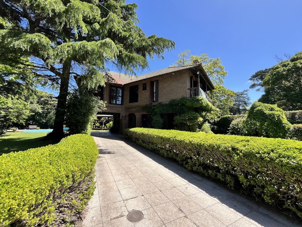 Imponente chalet con parque, piscina climatizada y quincho vidriado con vista al parque