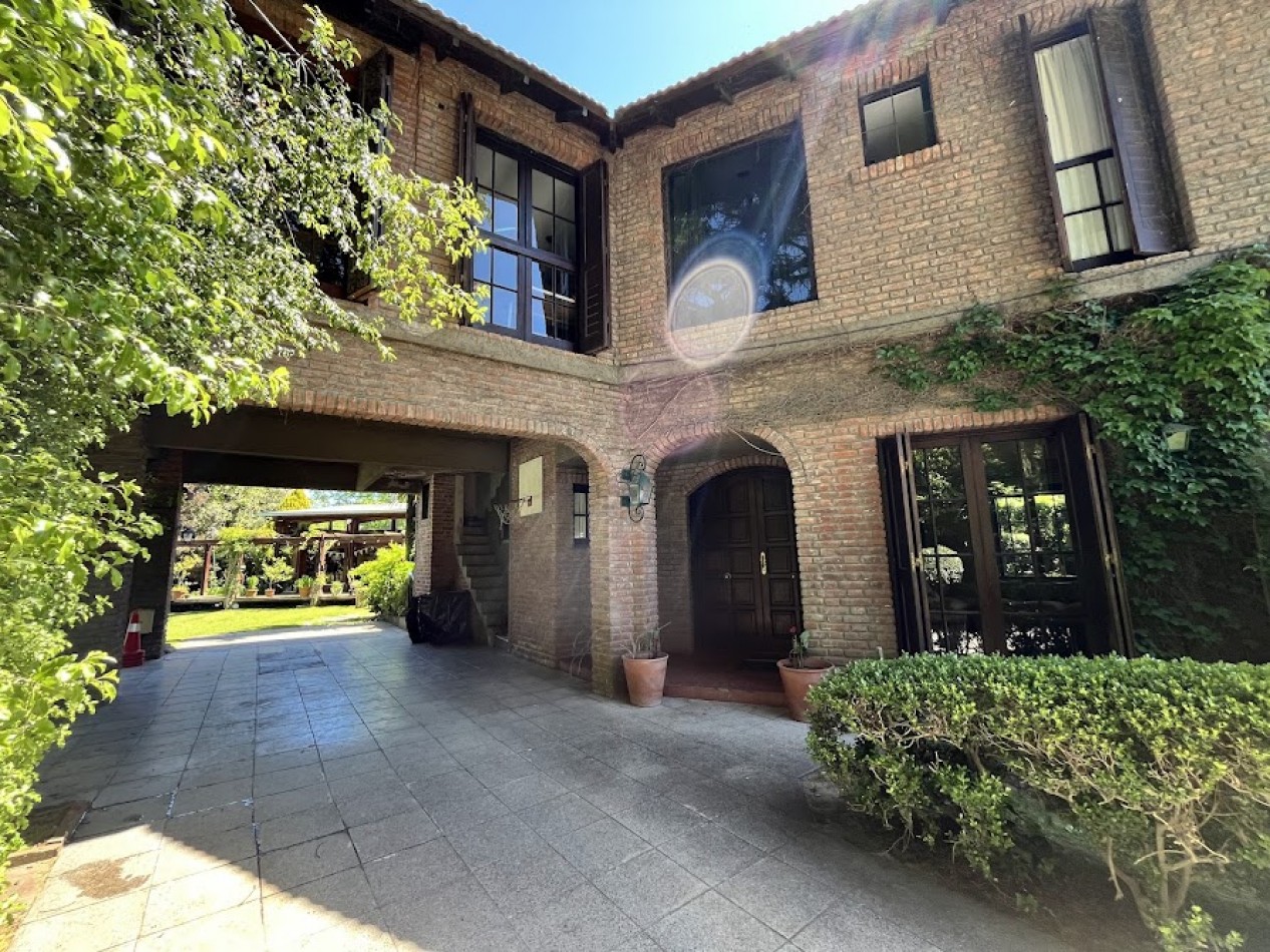 Imponente chalet con parque, piscina climatizada y quincho vidriado con vista al parque