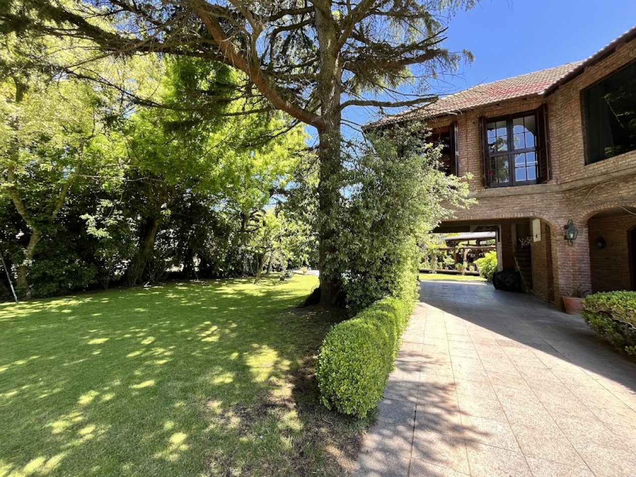 Imponente chalet con parque, piscina climatizada y quincho vidriado con vista al parque