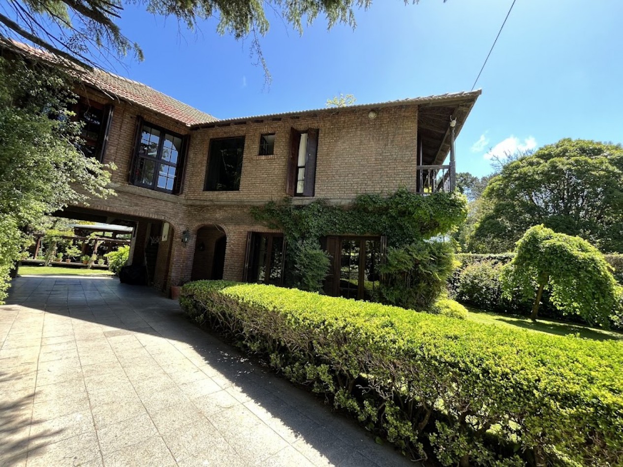 Imponente chalet con parque, piscina climatizada y quincho vidriado con vista al parque