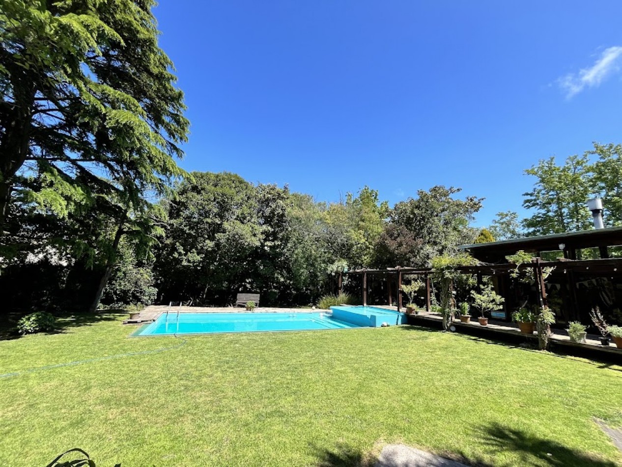 Imponente chalet con parque, piscina climatizada y quincho vidriado con vista al parque