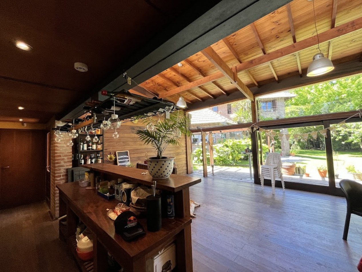 Imponente chalet con parque, piscina climatizada y quincho vidriado con vista al parque