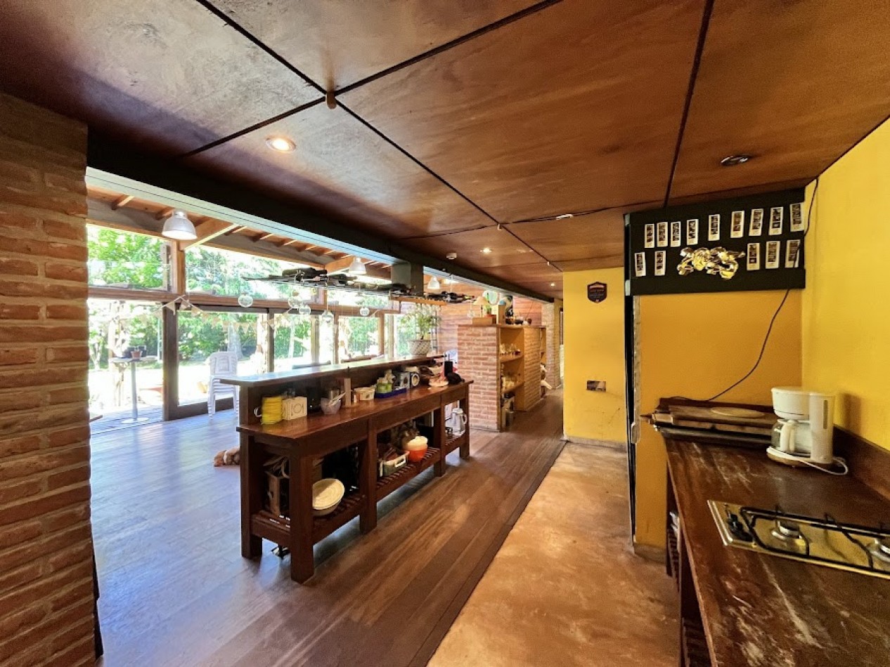 Imponente chalet con parque, piscina climatizada y quincho vidriado con vista al parque