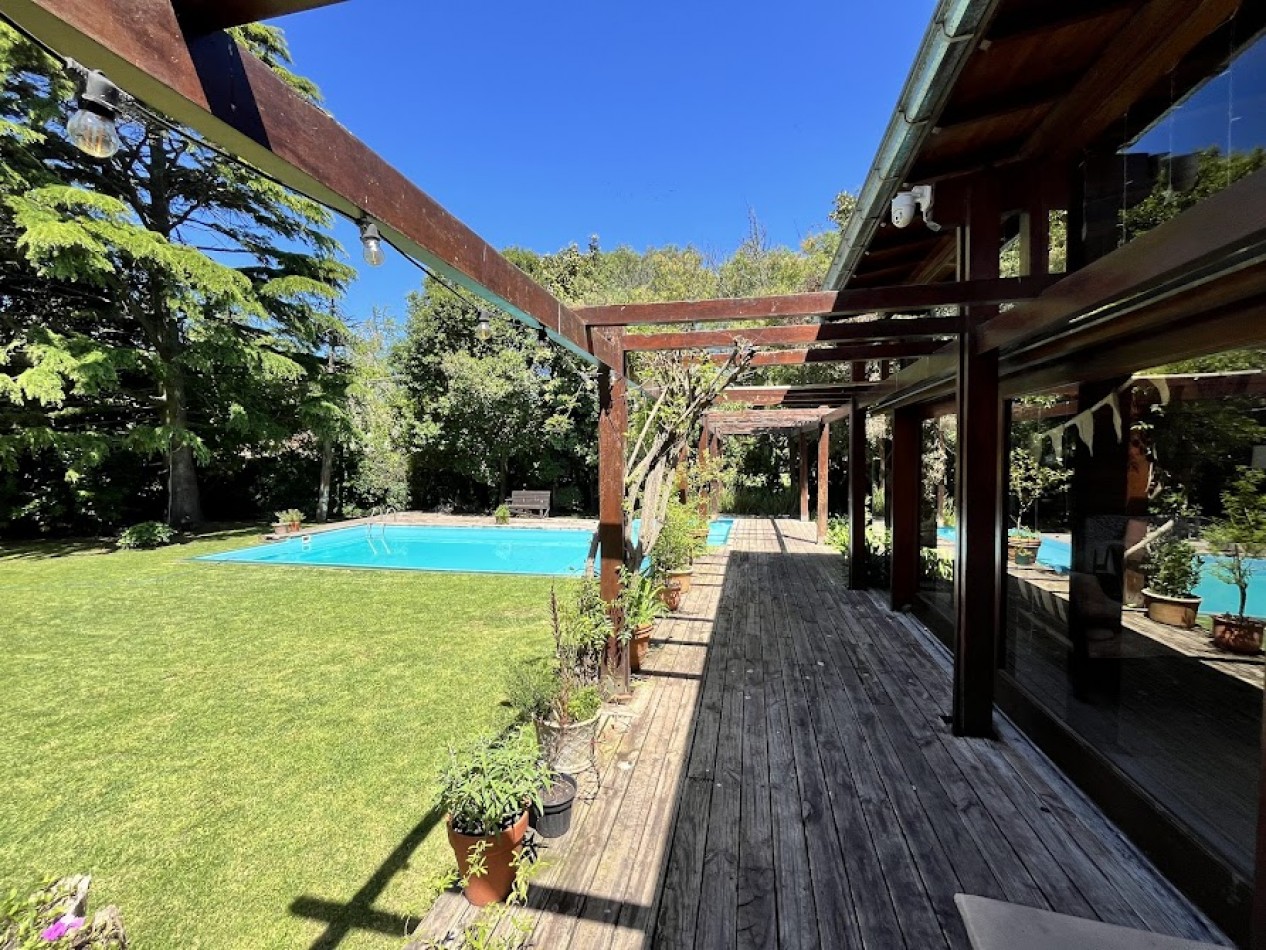 Imponente chalet con parque, piscina climatizada y quincho vidriado con vista al parque