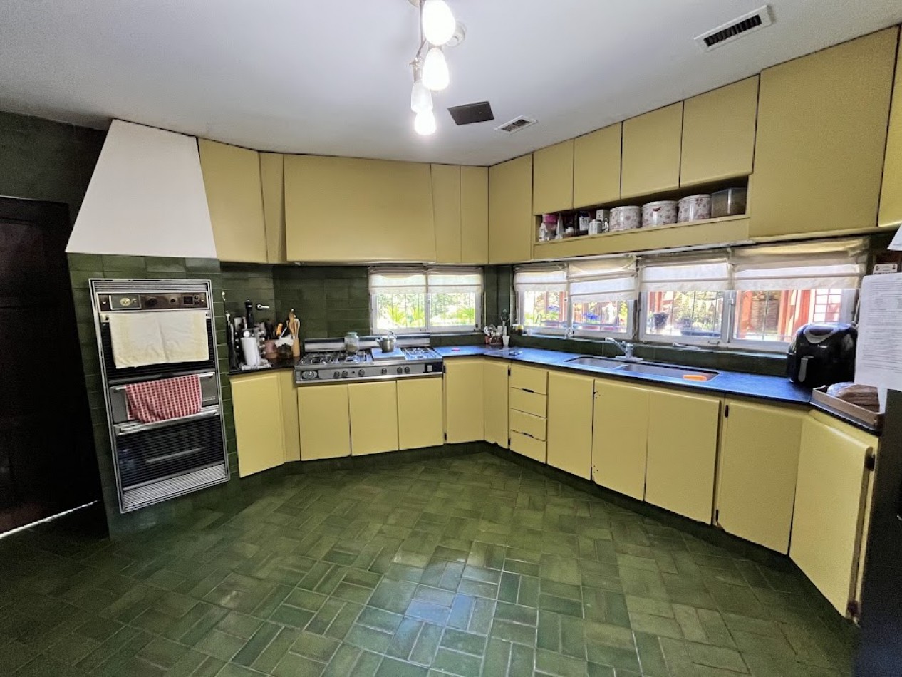 Imponente chalet con parque, piscina climatizada y quincho vidriado con vista al parque