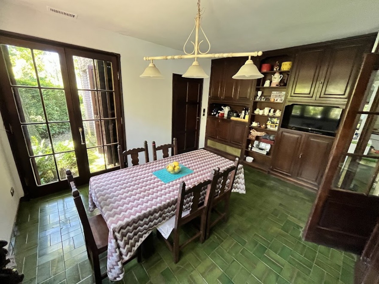 Imponente chalet con parque, piscina climatizada y quincho vidriado con vista al parque