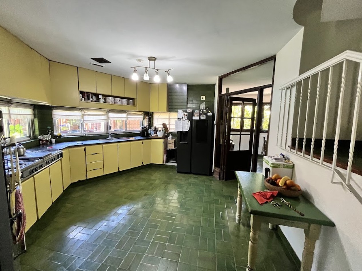 Imponente chalet con parque, piscina climatizada y quincho vidriado con vista al parque