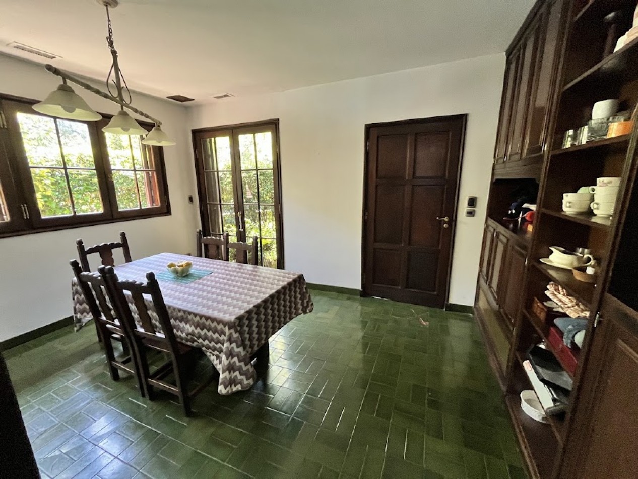 Imponente chalet con parque, piscina climatizada y quincho vidriado con vista al parque