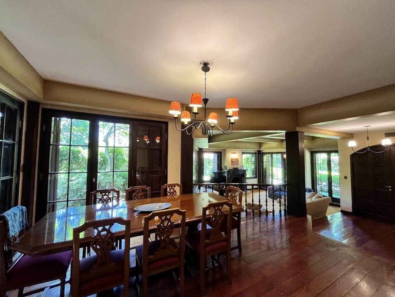 Imponente chalet con parque, piscina climatizada y quincho vidriado con vista al parque