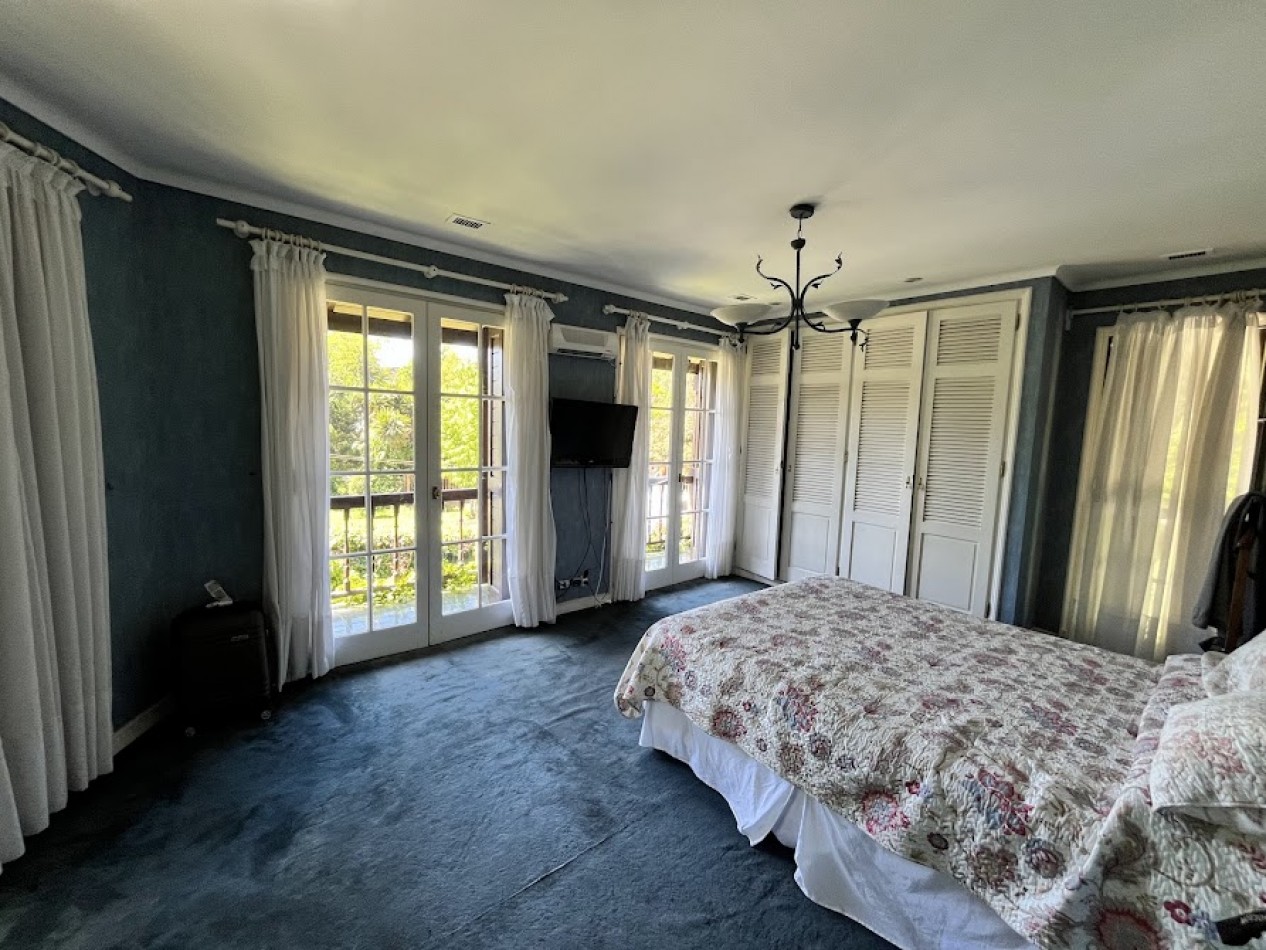 Imponente chalet con parque, piscina climatizada y quincho vidriado con vista al parque