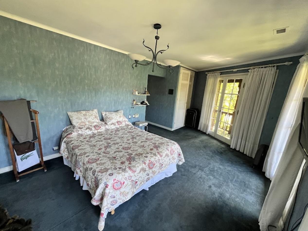 Imponente chalet con parque, piscina climatizada y quincho vidriado con vista al parque