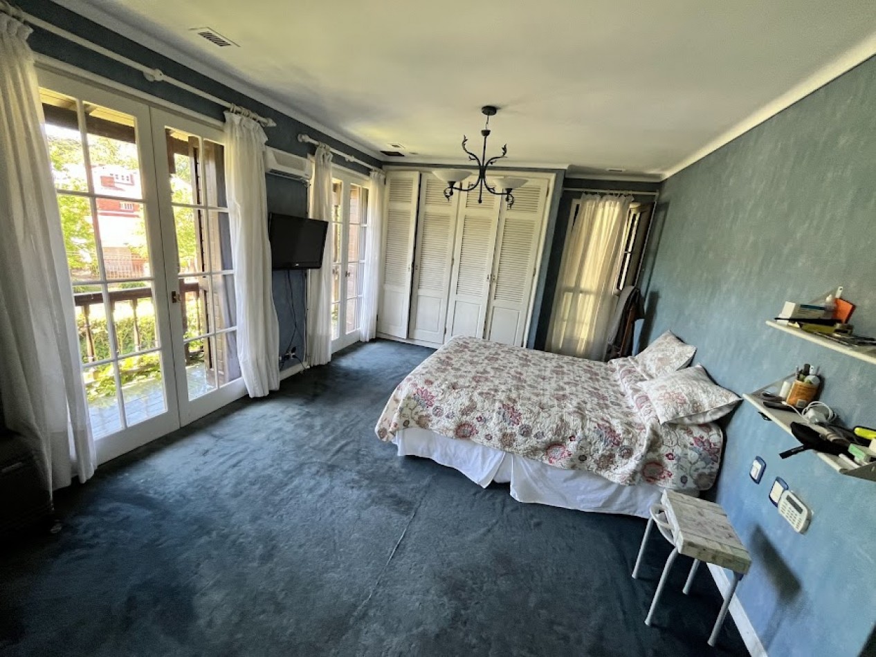 Imponente chalet con parque, piscina climatizada y quincho vidriado con vista al parque