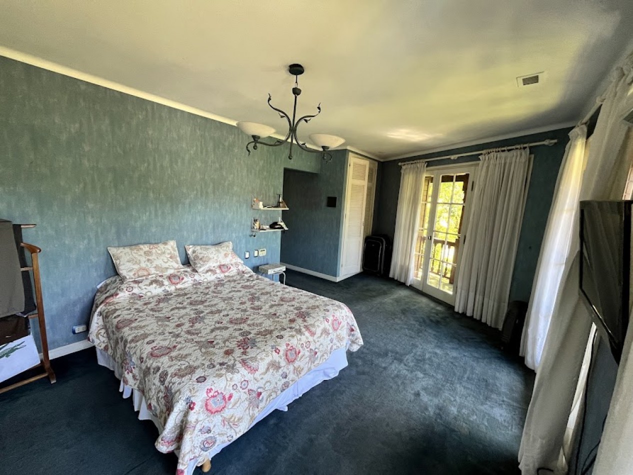 Imponente chalet con parque, piscina climatizada y quincho vidriado con vista al parque