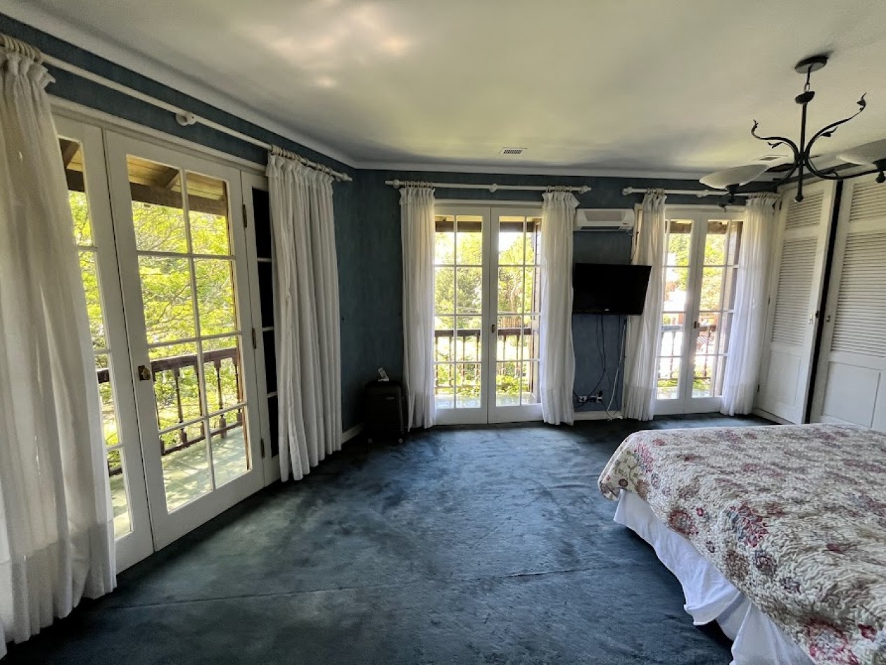 Imponente chalet con parque, piscina climatizada y quincho vidriado con vista al parque