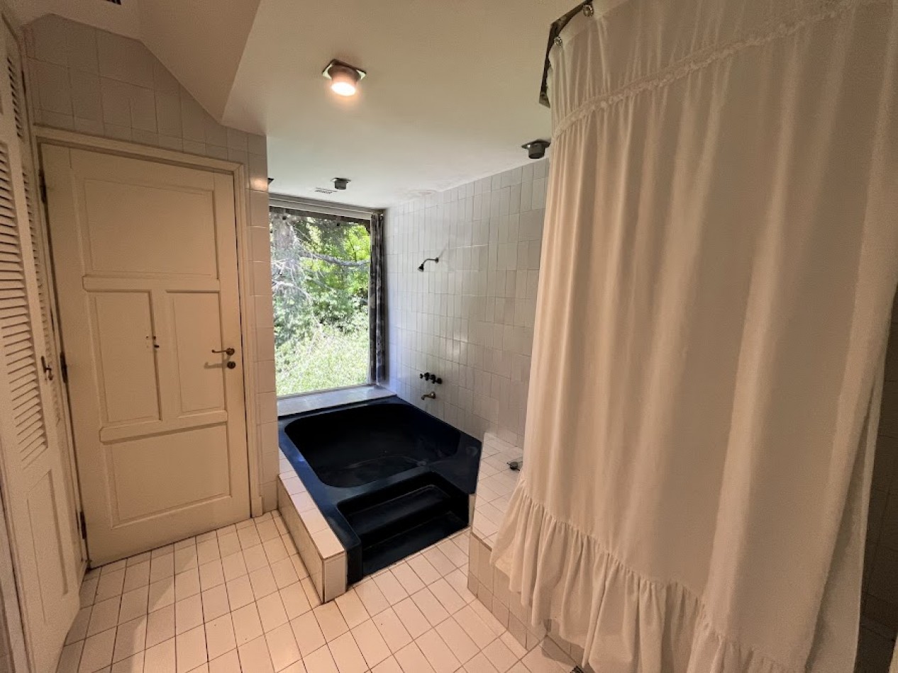 Imponente chalet con parque, piscina climatizada y quincho vidriado con vista al parque