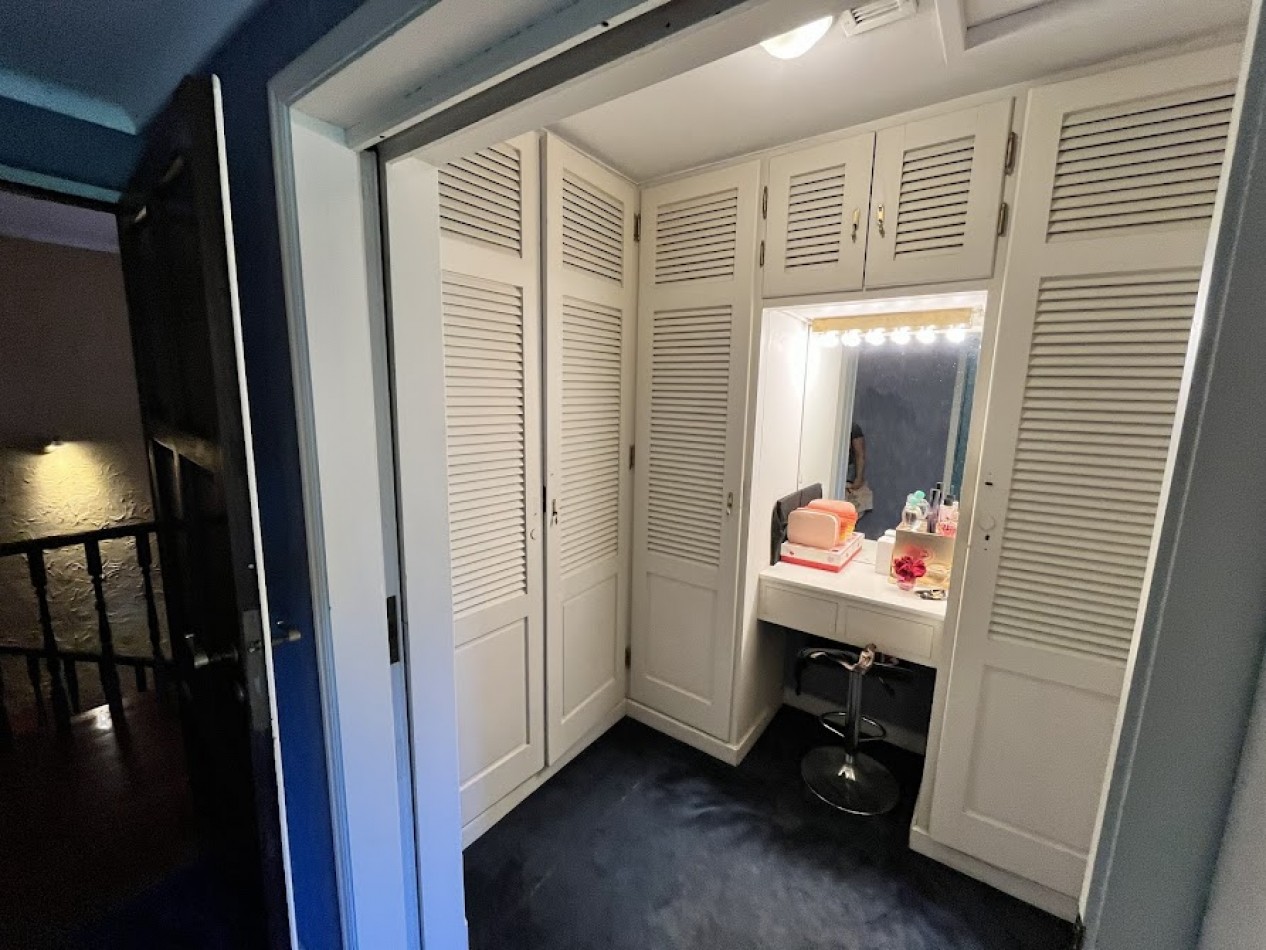 Imponente chalet con parque, piscina climatizada y quincho vidriado con vista al parque