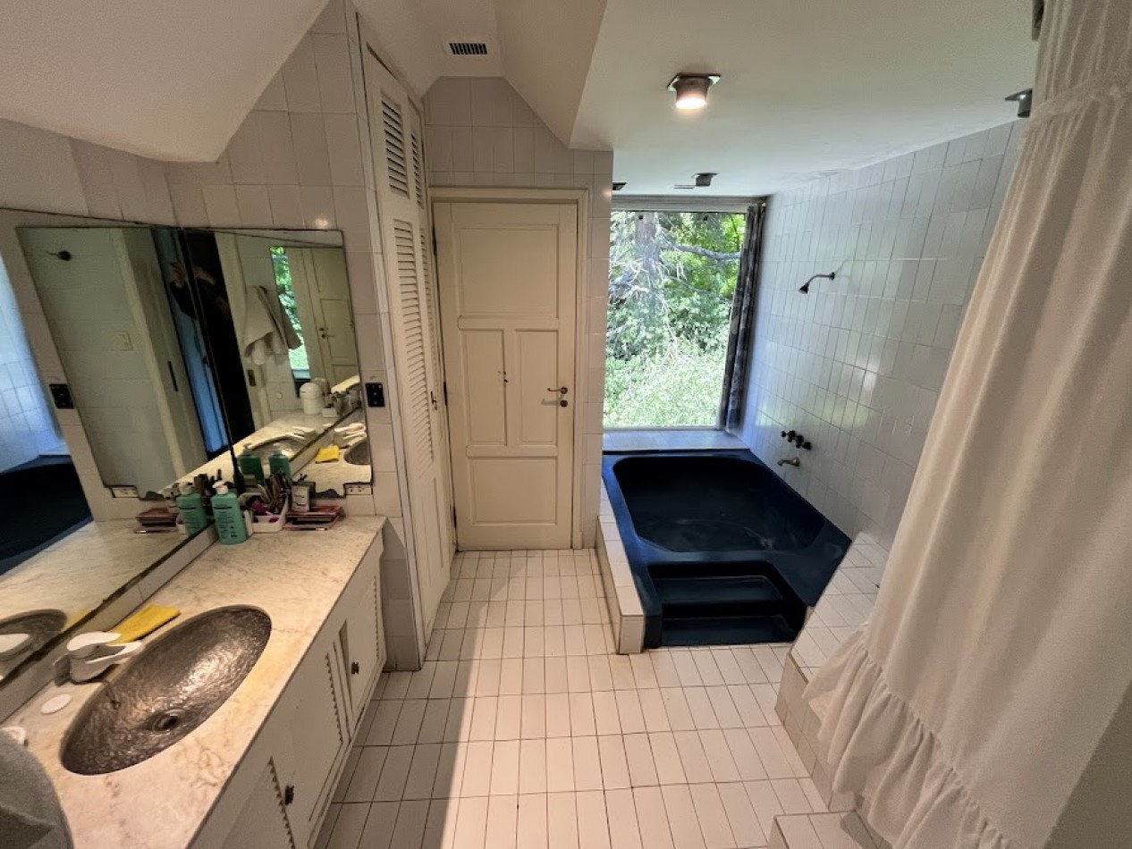 Imponente chalet con parque, piscina climatizada y quincho vidriado con vista al parque