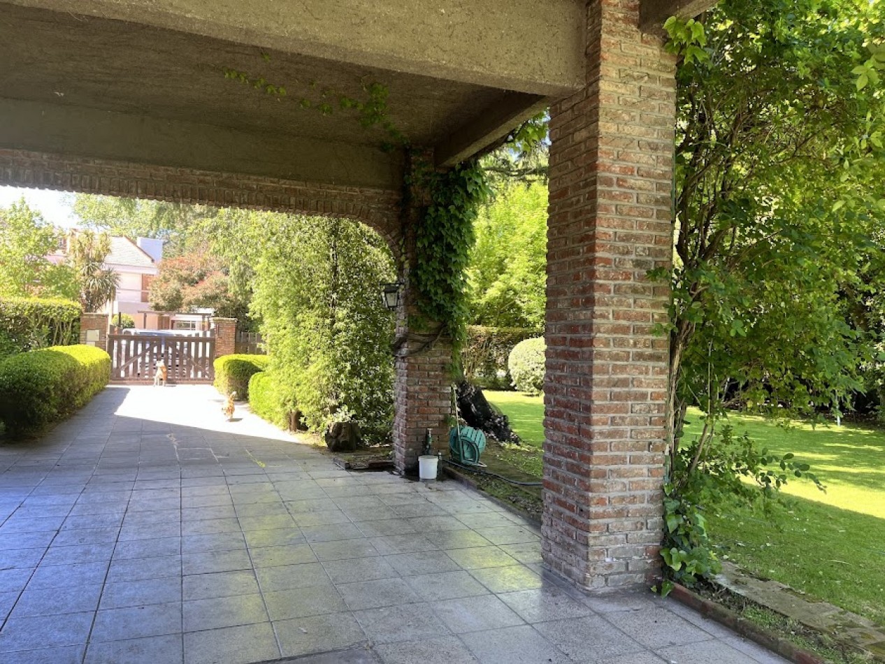 Imponente chalet con parque, piscina climatizada y quincho vidriado con vista al parque