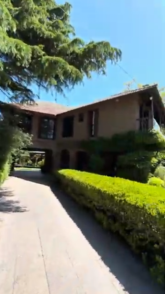 Imponente chalet con parque, piscina climatizada y quincho vidriado con vista al parque