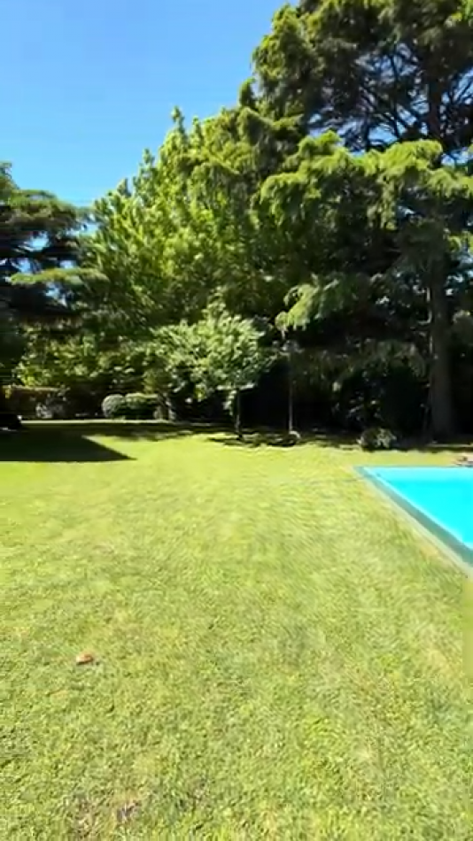 Imponente chalet con parque, piscina climatizada y quincho vidriado con vista al parque