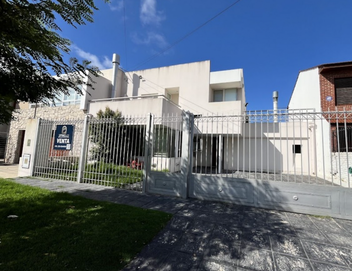 CHALET DE CATEGORIA 5 AMBIENTES CON PARQUE, PISCINA CLIMATIZADA Y TERRAZA - BARRIO CONSTITUCION