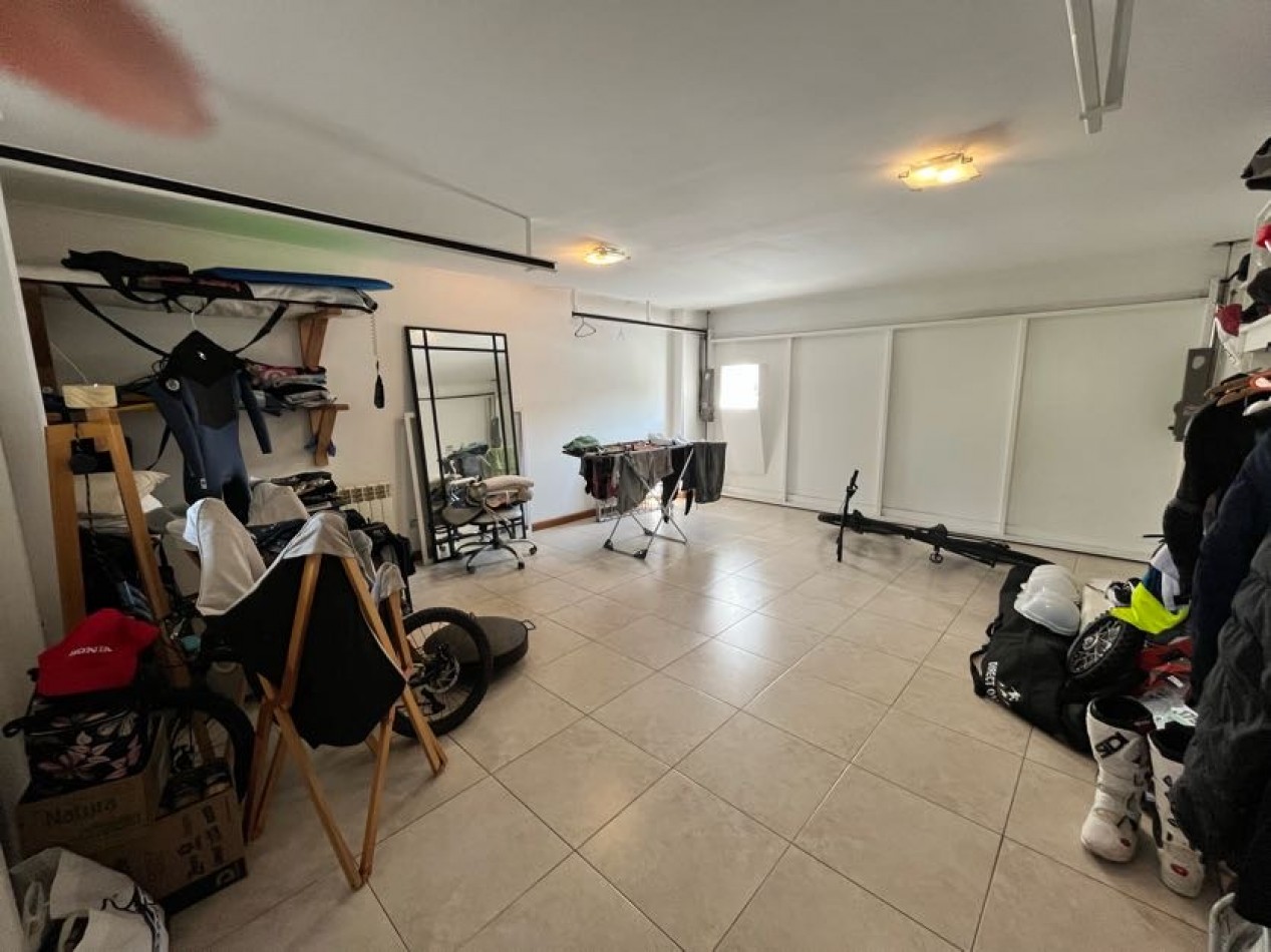 CHALET DE CATEGORIA 5 AMBIENTES CON PARQUE, PISCINA CLIMATIZADA Y TERRAZA - BARRIO CONSTITUCION