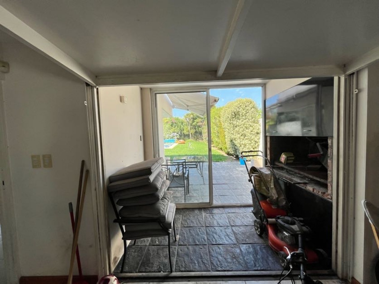 CHALET DE CATEGORIA 5 AMBIENTES CON PARQUE, PISCINA CLIMATIZADA Y TERRAZA - BARRIO CONSTITUCION