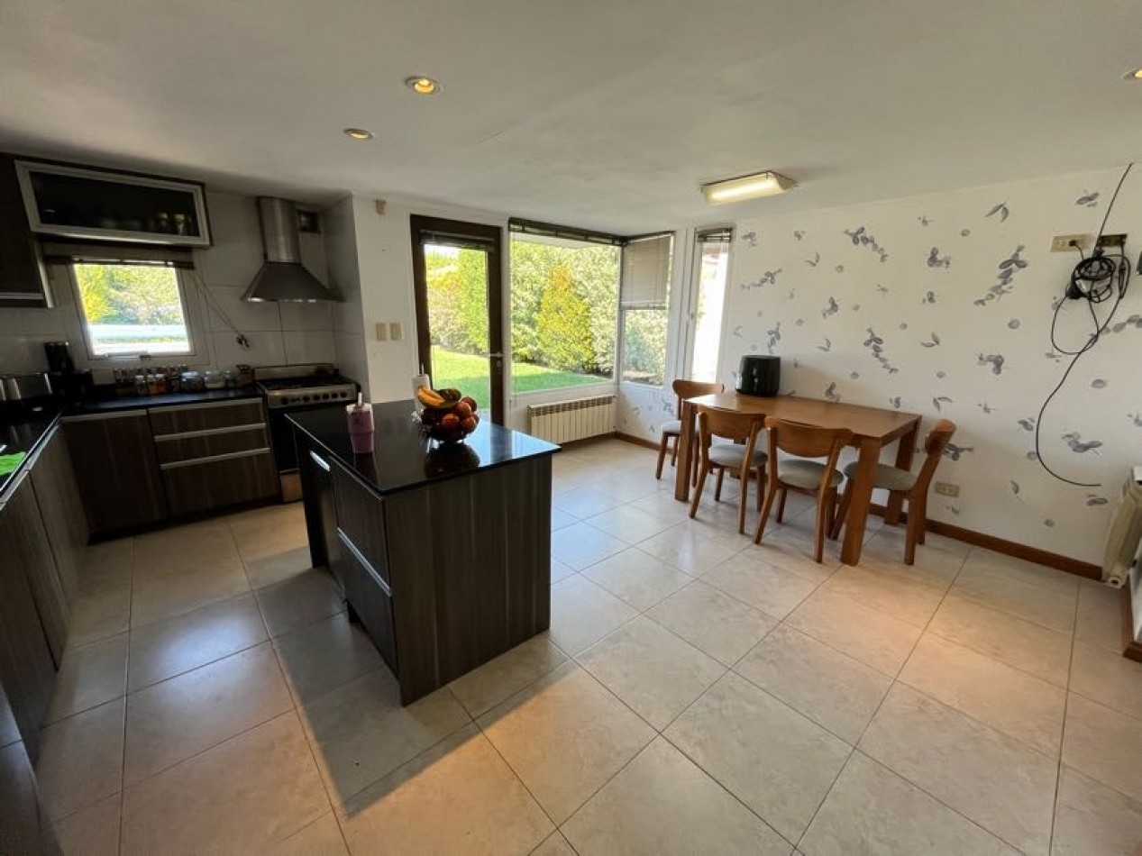 CHALET DE CATEGORIA 5 AMBIENTES CON PARQUE, PISCINA CLIMATIZADA Y TERRAZA - BARRIO CONSTITUCION