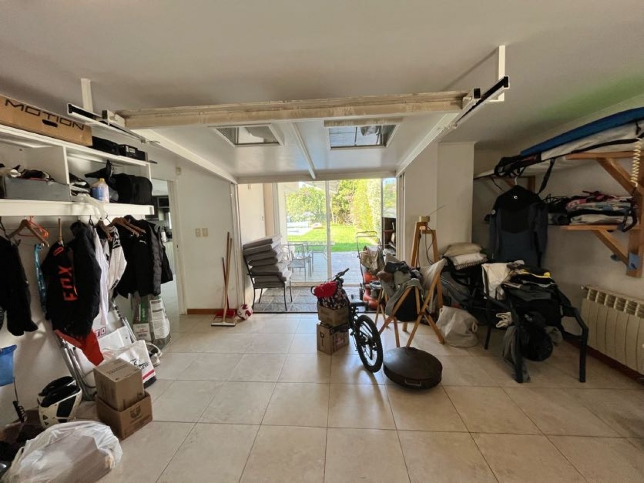 CHALET DE CATEGORIA 5 AMBIENTES CON PARQUE, PISCINA CLIMATIZADA Y TERRAZA - BARRIO CONSTITUCION