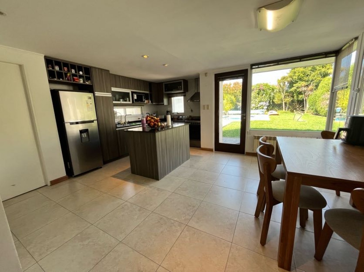 CHALET DE CATEGORIA 5 AMBIENTES CON PARQUE, PISCINA CLIMATIZADA Y TERRAZA - BARRIO CONSTITUCION