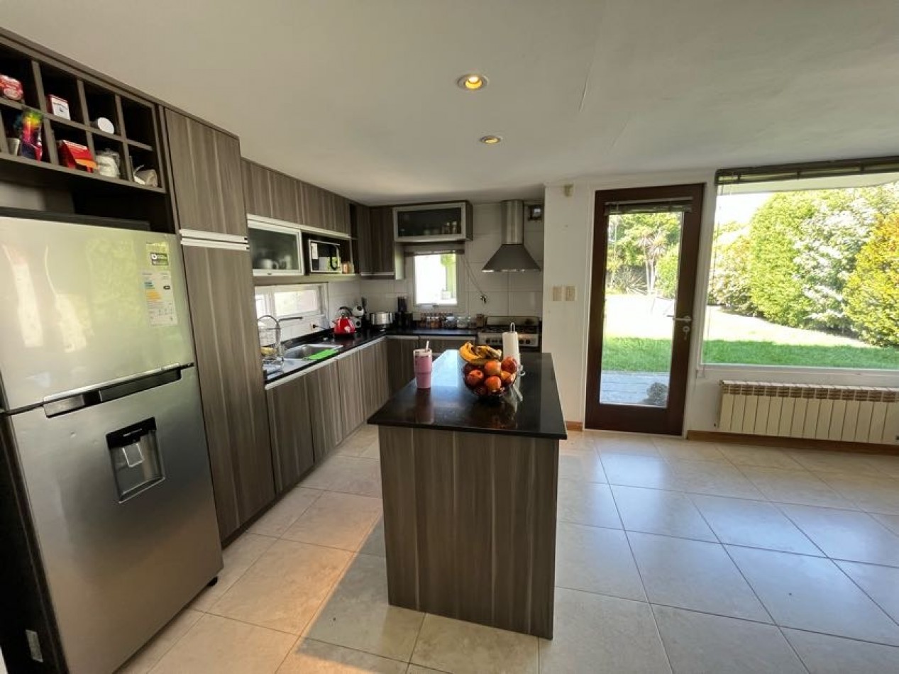 CHALET DE CATEGORIA 5 AMBIENTES CON PARQUE, PISCINA CLIMATIZADA Y TERRAZA - BARRIO CONSTITUCION