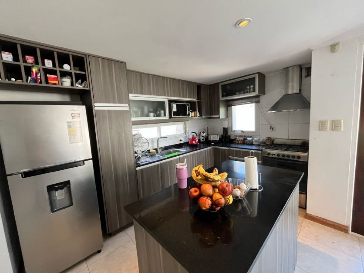 CHALET DE CATEGORIA 5 AMBIENTES CON PARQUE, PISCINA CLIMATIZADA Y TERRAZA - BARRIO CONSTITUCION