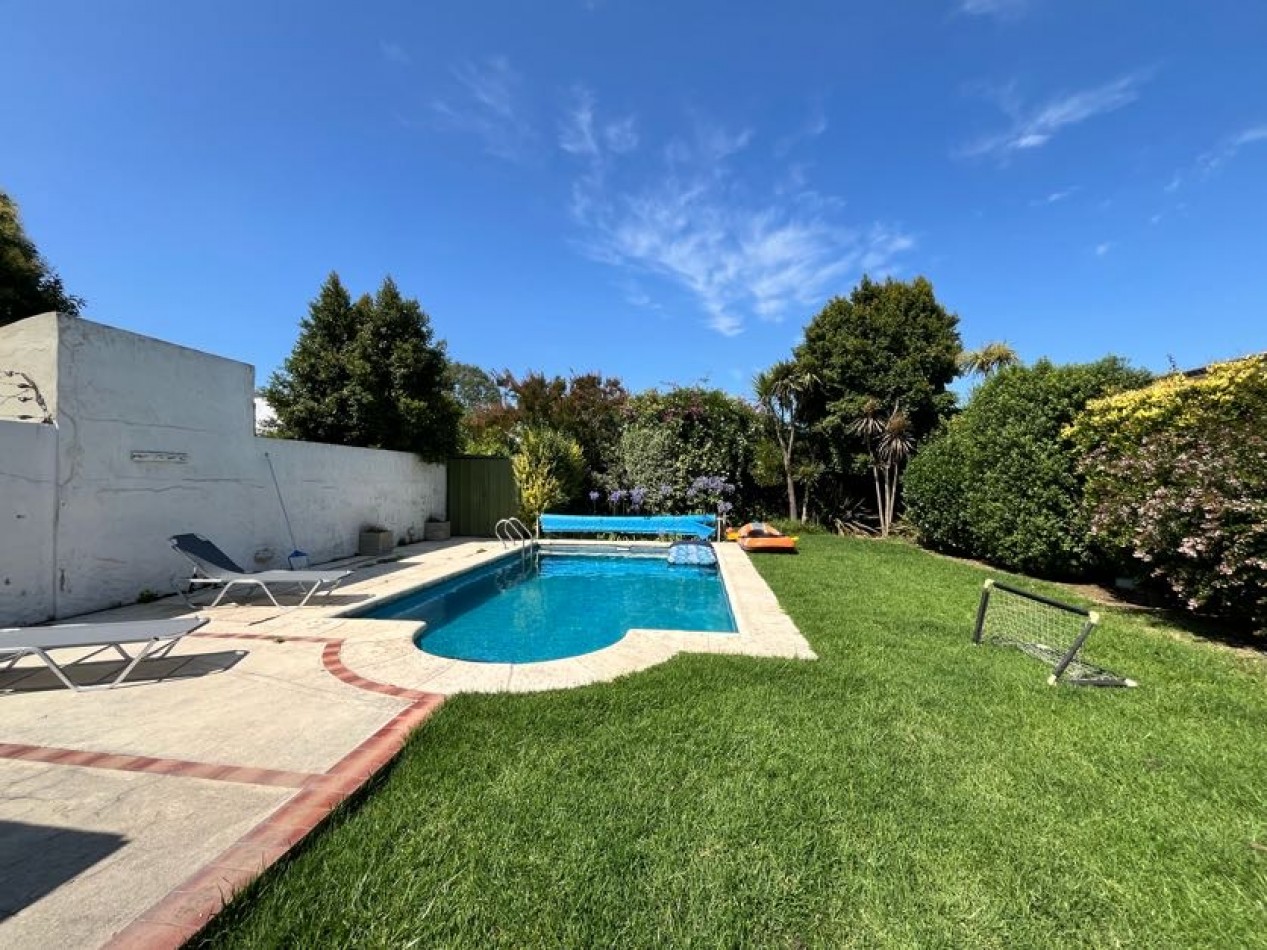 CHALET DE CATEGORIA 5 AMBIENTES CON PARQUE, PISCINA CLIMATIZADA Y TERRAZA - BARRIO CONSTITUCION