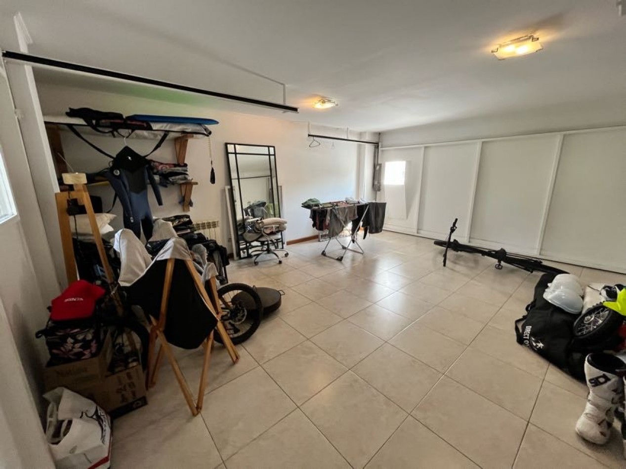 CHALET DE CATEGORIA 5 AMBIENTES CON PARQUE, PISCINA CLIMATIZADA Y TERRAZA - BARRIO CONSTITUCION