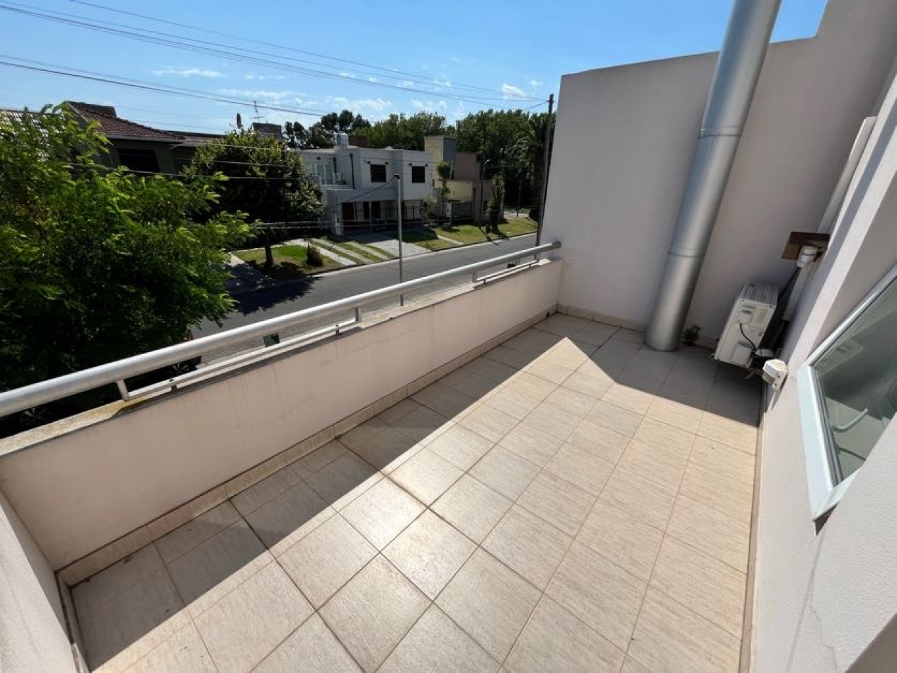 CHALET DE CATEGORIA 5 AMBIENTES CON PARQUE, PISCINA CLIMATIZADA Y TERRAZA - BARRIO CONSTITUCION