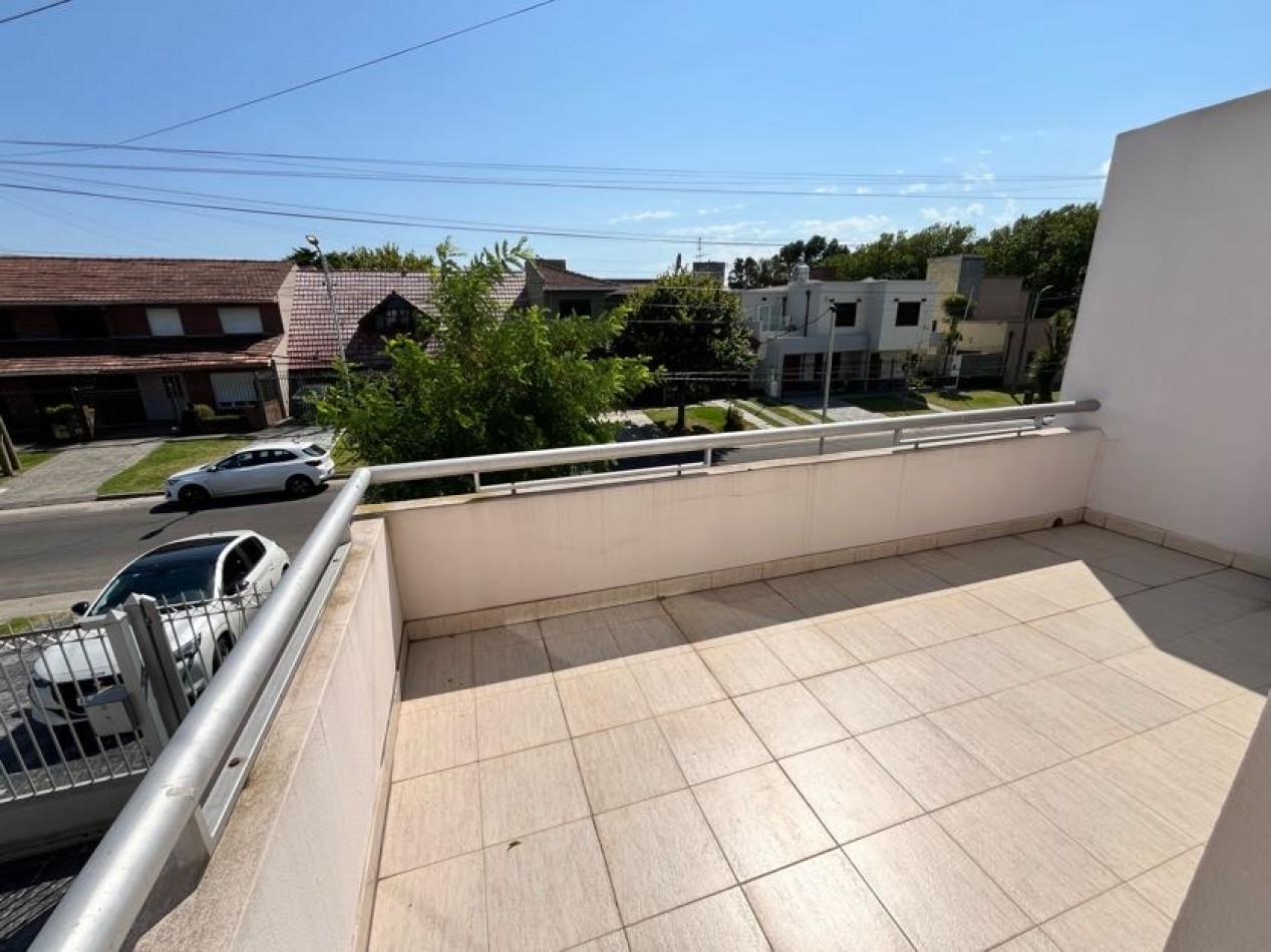 CHALET DE CATEGORIA 5 AMBIENTES CON PARQUE, PISCINA CLIMATIZADA Y TERRAZA - BARRIO CONSTITUCION