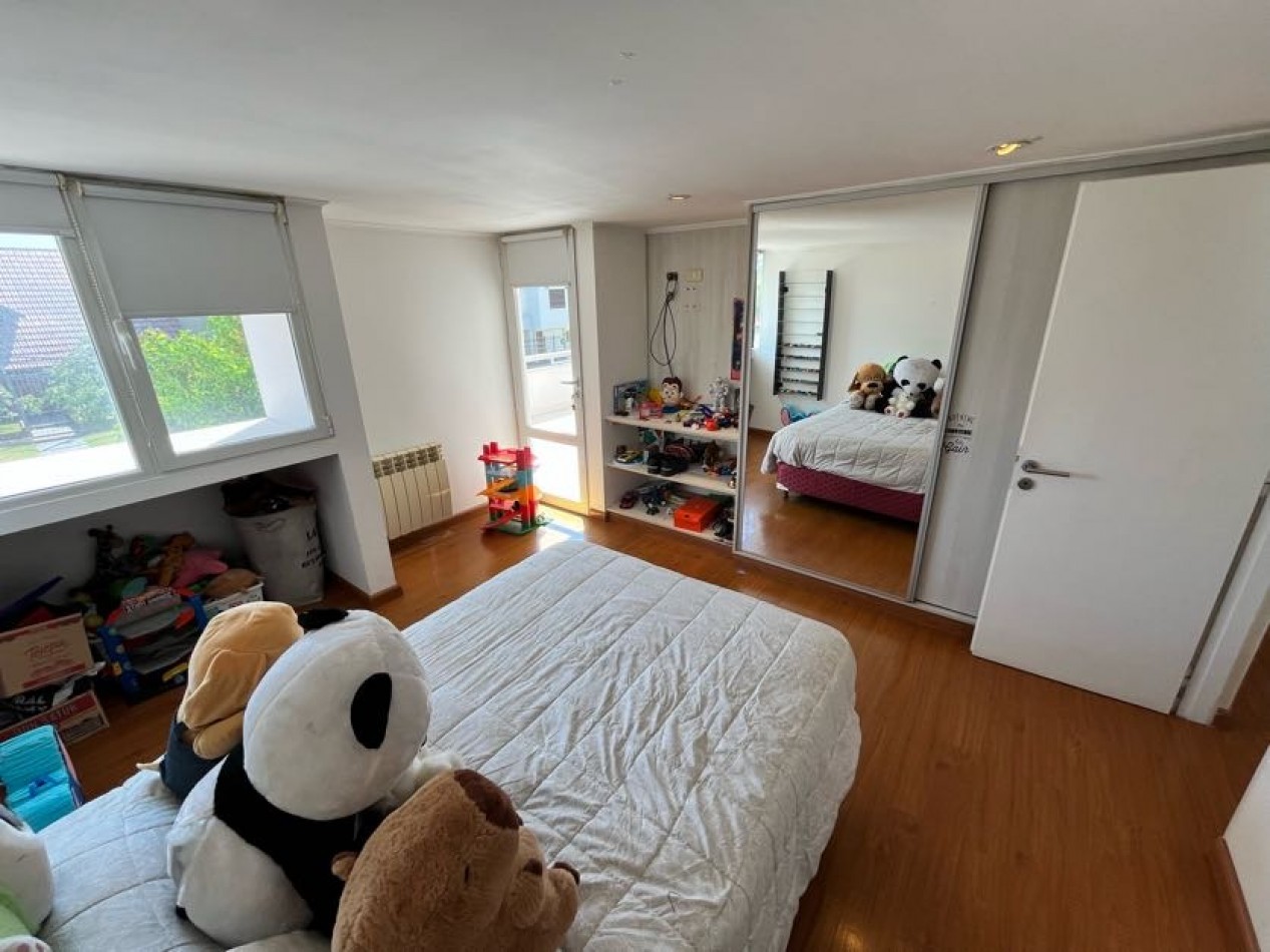 CHALET DE CATEGORIA 5 AMBIENTES CON PARQUE, PISCINA CLIMATIZADA Y TERRAZA - BARRIO CONSTITUCION