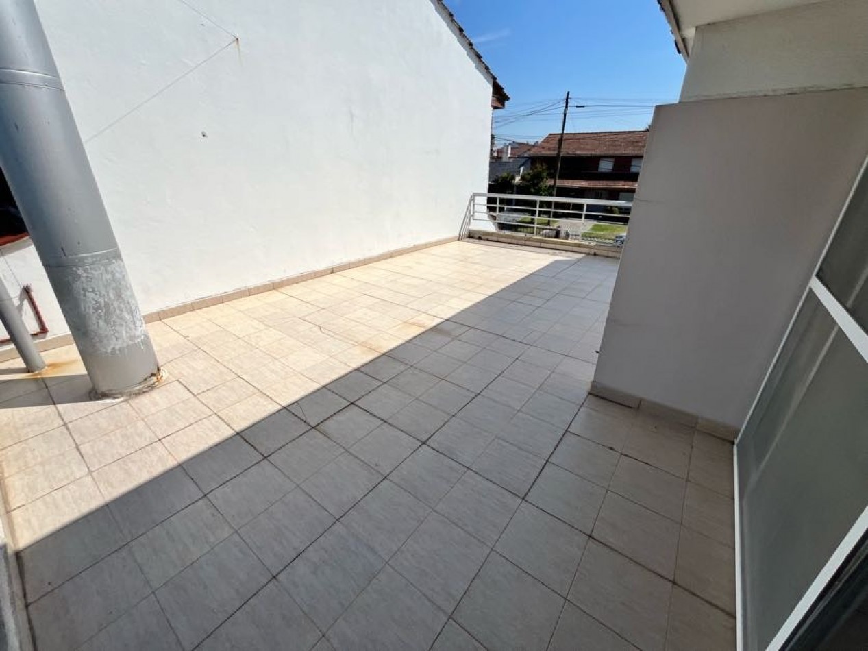 CHALET DE CATEGORIA 5 AMBIENTES CON PARQUE, PISCINA CLIMATIZADA Y TERRAZA - BARRIO CONSTITUCION