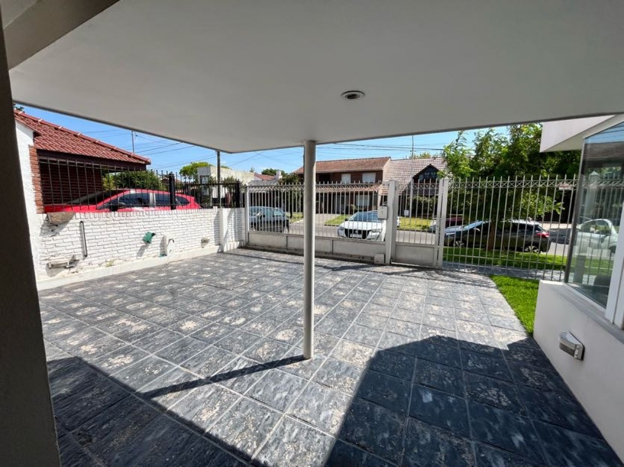 CHALET DE CATEGORIA 5 AMBIENTES CON PARQUE, PISCINA CLIMATIZADA Y TERRAZA - BARRIO CONSTITUCION