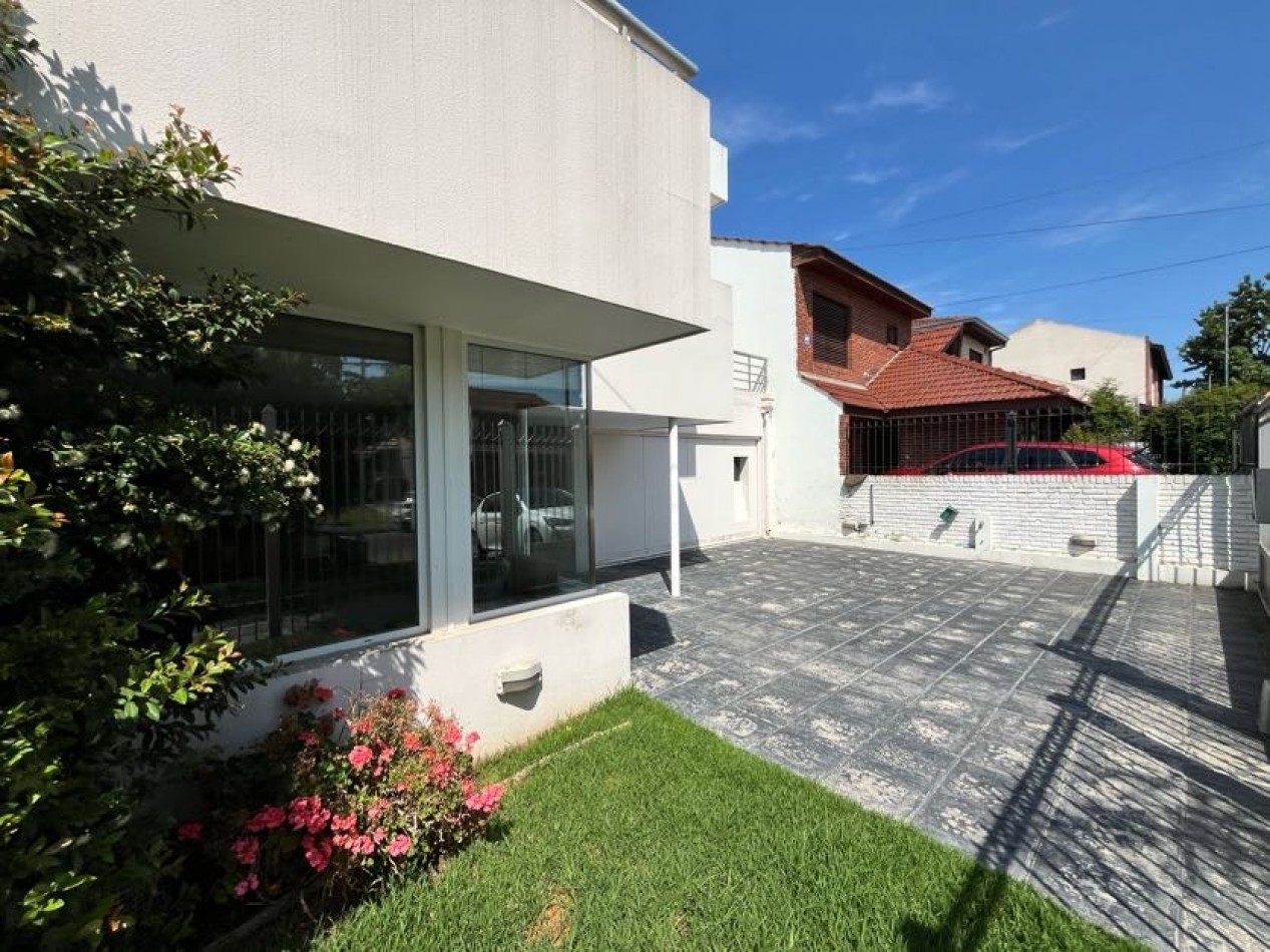 CHALET DE CATEGORIA 5 AMBIENTES CON PARQUE, PISCINA CLIMATIZADA Y TERRAZA - BARRIO CONSTITUCION