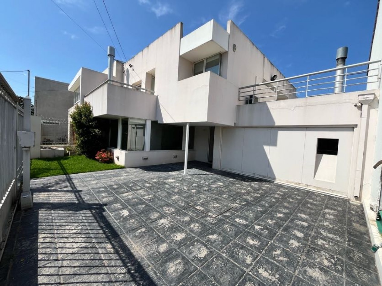 CHALET DE CATEGORIA 5 AMBIENTES CON PARQUE, PISCINA CLIMATIZADA Y TERRAZA - BARRIO CONSTITUCION