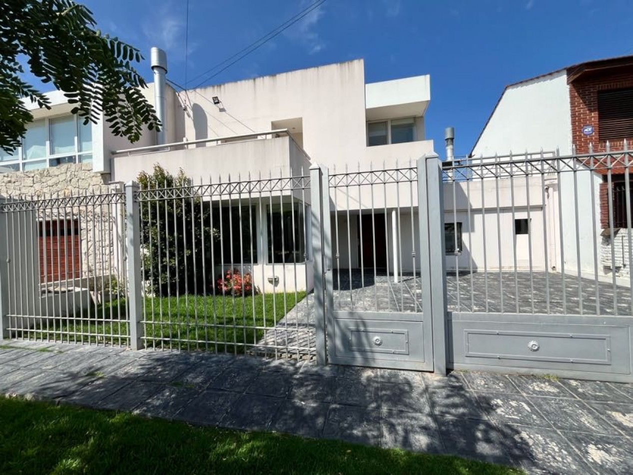 CHALET DE CATEGORIA 5 AMBIENTES CON PARQUE, PISCINA CLIMATIZADA Y TERRAZA - BARRIO CONSTITUCION