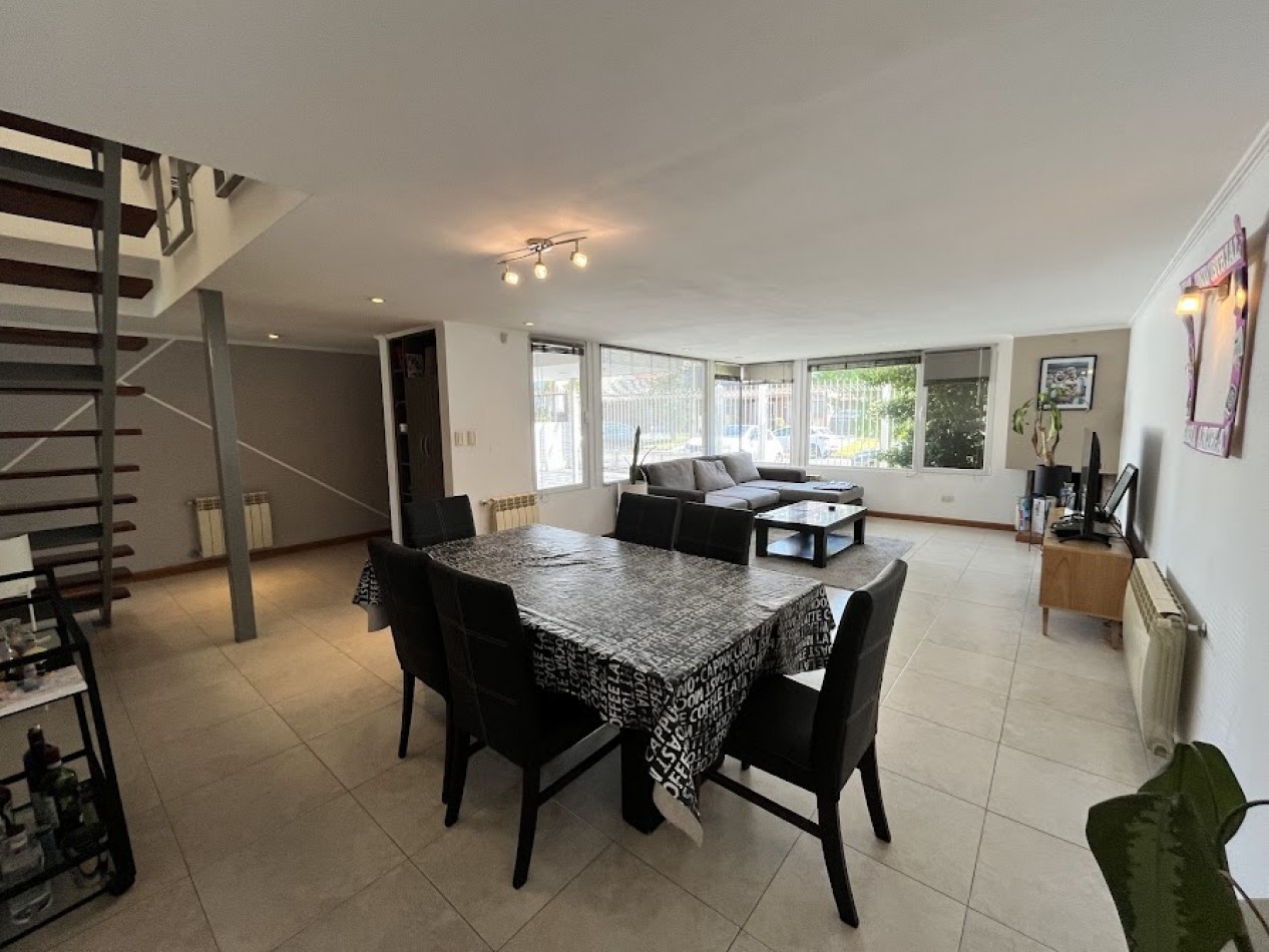 CHALET DE CATEGORIA 5 AMBIENTES CON PARQUE, PISCINA CLIMATIZADA Y TERRAZA - BARRIO CONSTITUCION