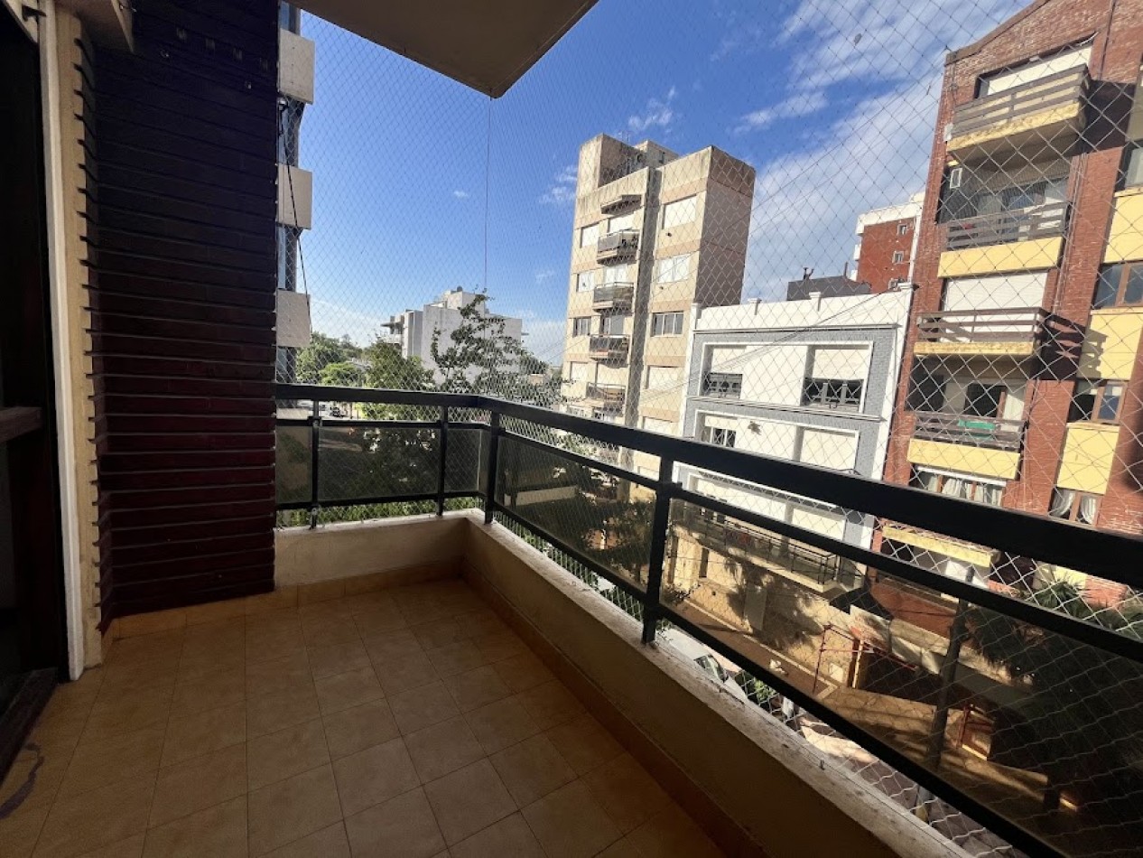 Alquiler Temporario -DEPARTAMENTO 2 AMBIENTES CON BALCON, COCHERA Y EXCELENTE UBICACION - BARRIO LA PERLA