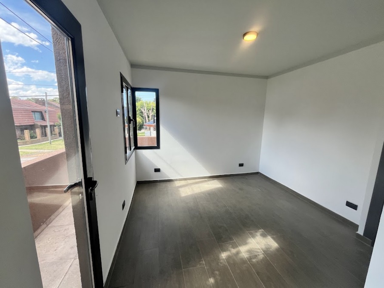 Duplex de 4 ambientes en Barrio Los Pinares - Diseño moderno y domotica APTO CREDITO