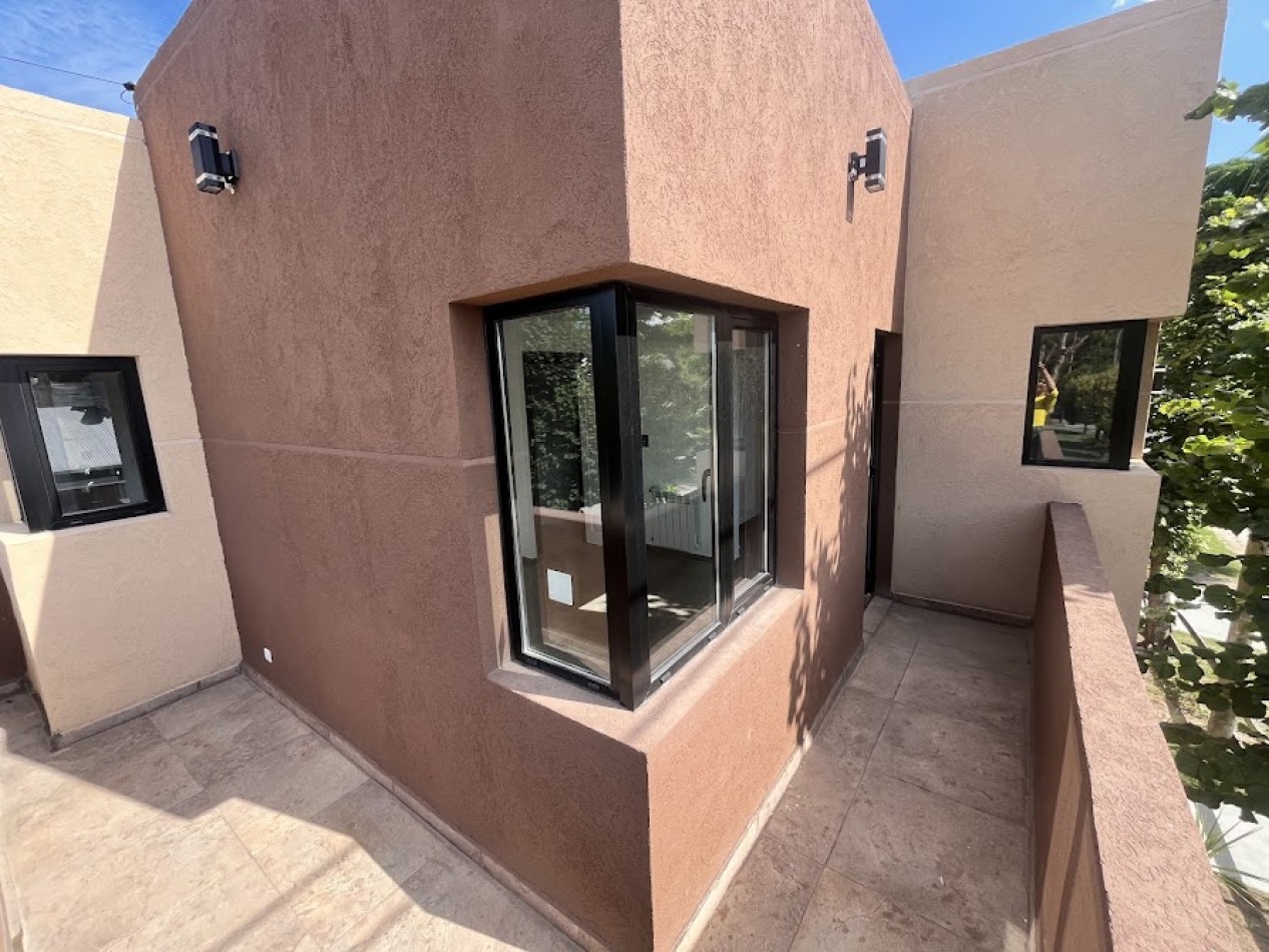 Duplex de 4 ambientes en Barrio Los Pinares - Diseño moderno y domotica APTO CREDITO